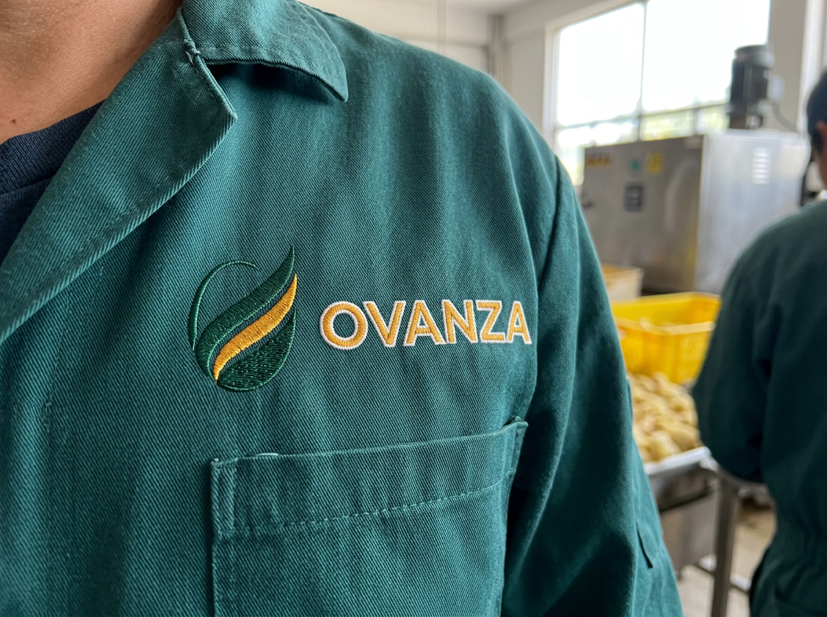 Uniforme de trabajo OVANZA con el logotipo bordado en el pecho